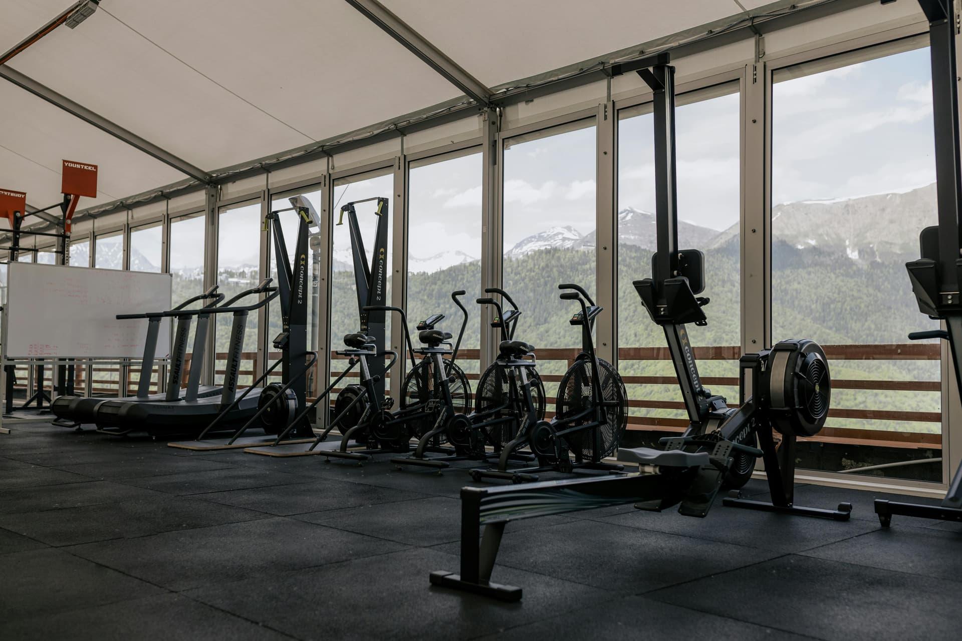 Salle de fitness avec équipements de cardio